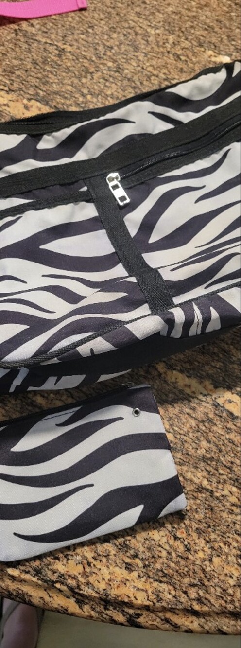 Bueno Black Travel Pouch with Zippered Pocket